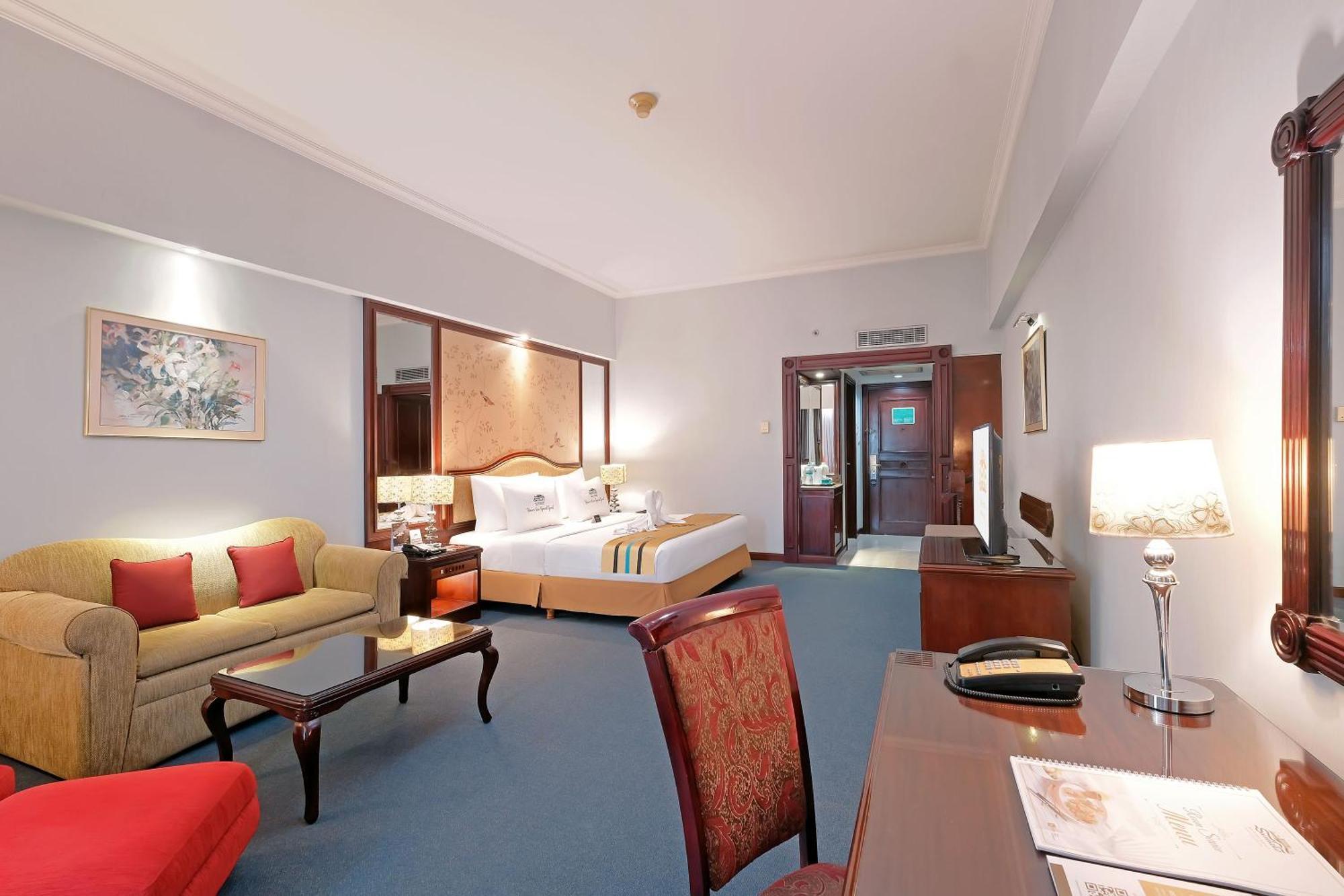 Sunlake Waterfront & Convention Hotel 5*