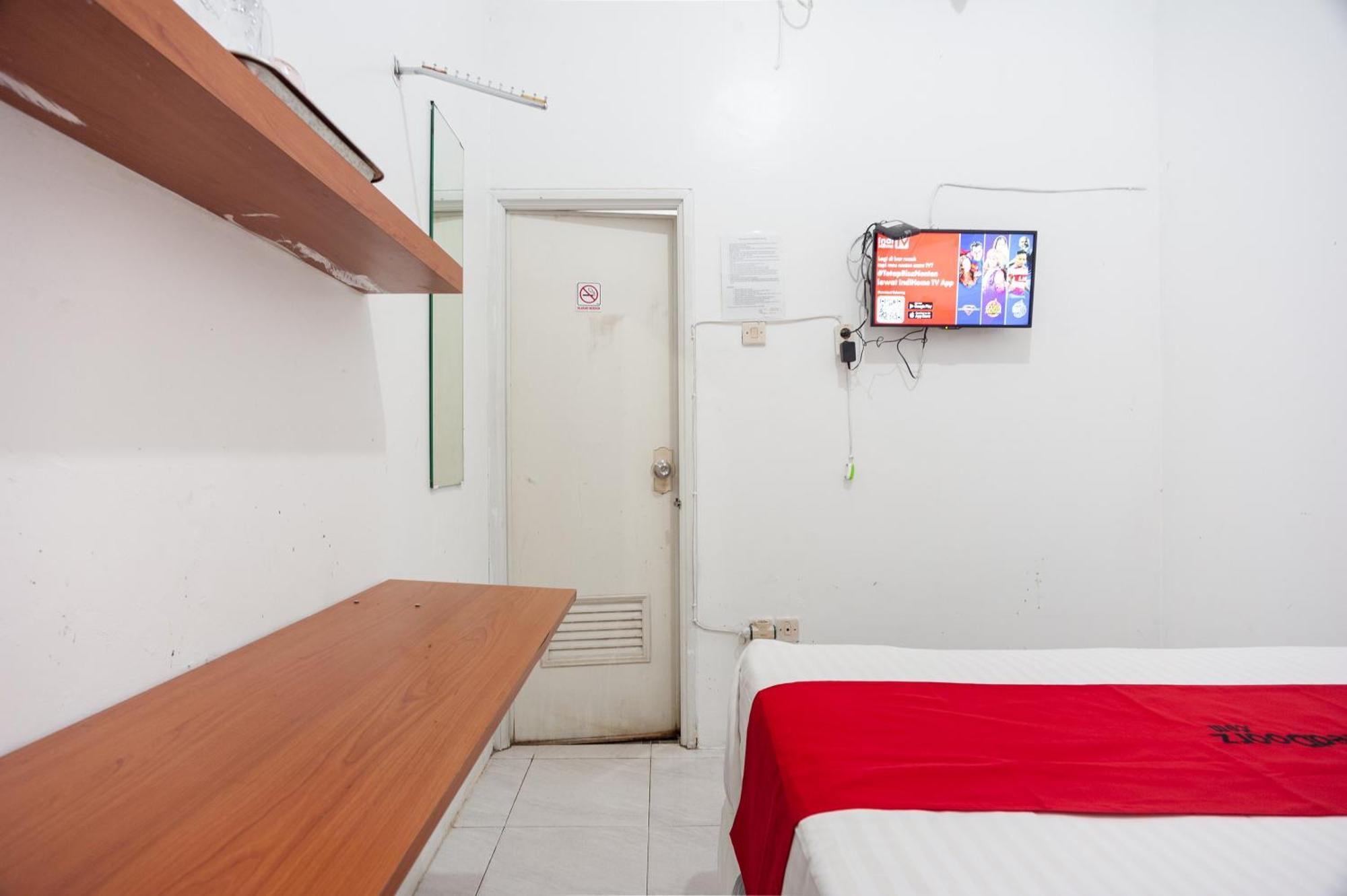 Reddoorz Syariah Near Pgc Cililitan Khách sạn 2*