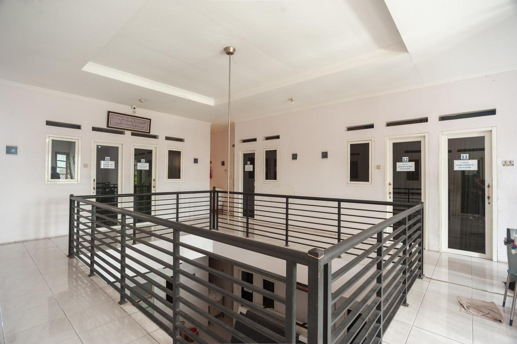 Khách sạn Reddoorz Syariah Near Pgc Cililitan Jakarta