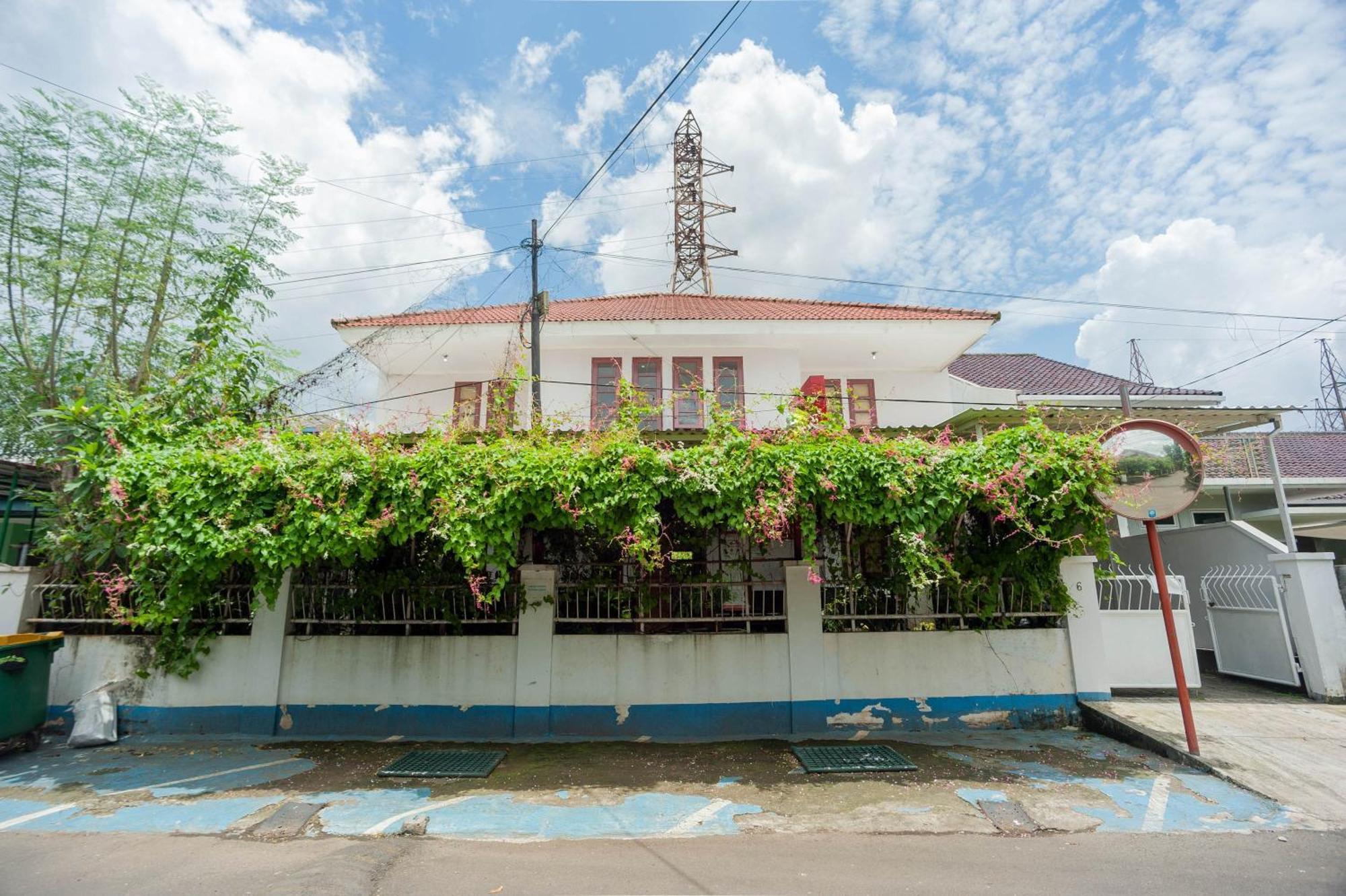 Reddoorz Syariah Near Pgc Cililitan Khách sạn 2*