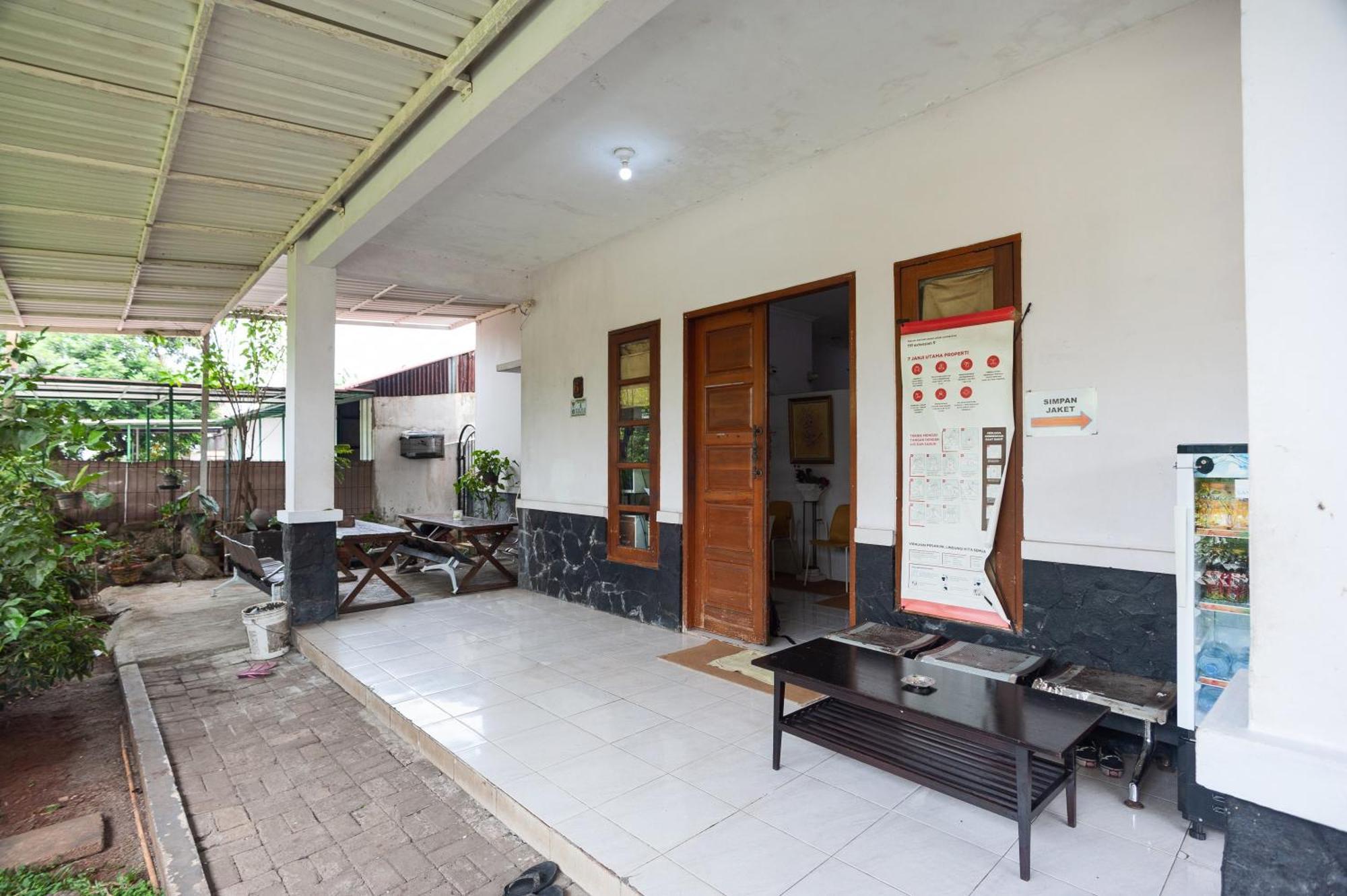 Khách sạn Reddoorz Syariah Near Pgc Cililitan 2*