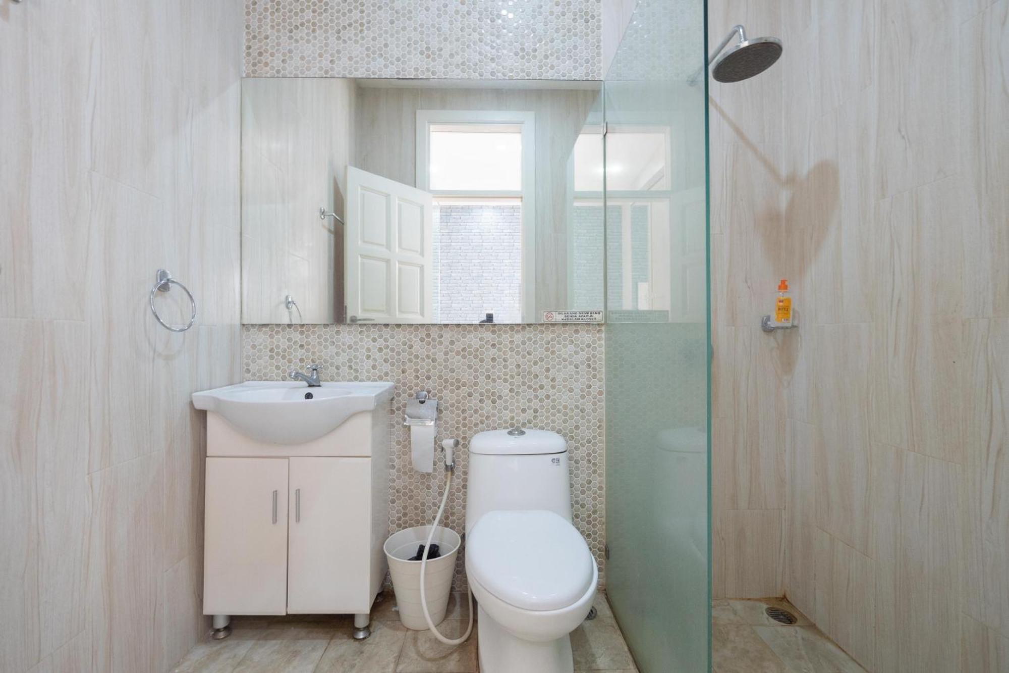 Reddoorz Premium Near Rs Indah Jakarta