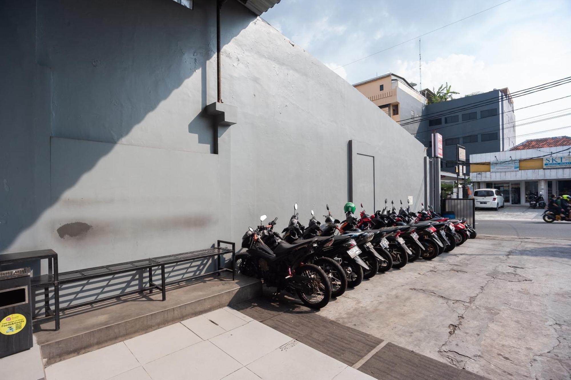 Reddoorz Near Binus Anggrek 2 Wisma tamu 2*