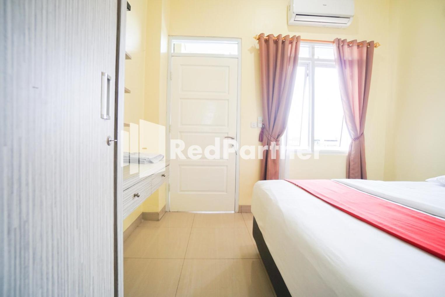 Hotel Indah Syariah Mitra Reddoorz Jakarta