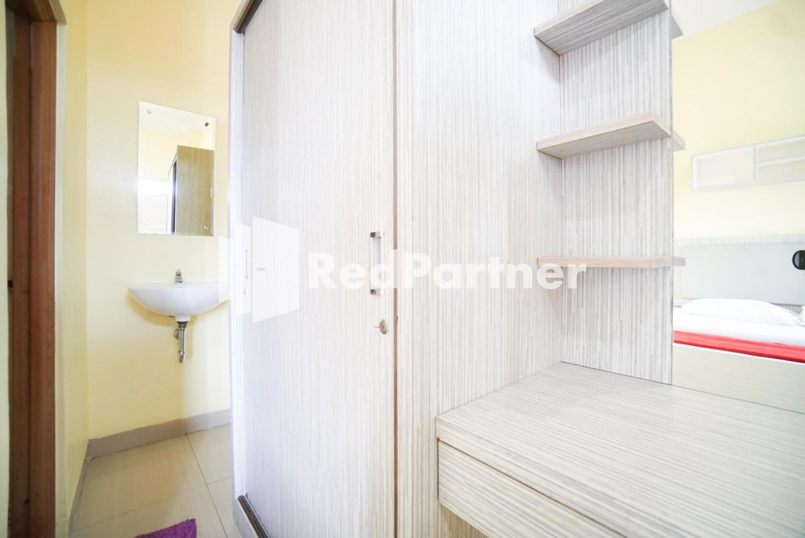 Hotel Indah Syariah Mitra Reddoorz Jakarta