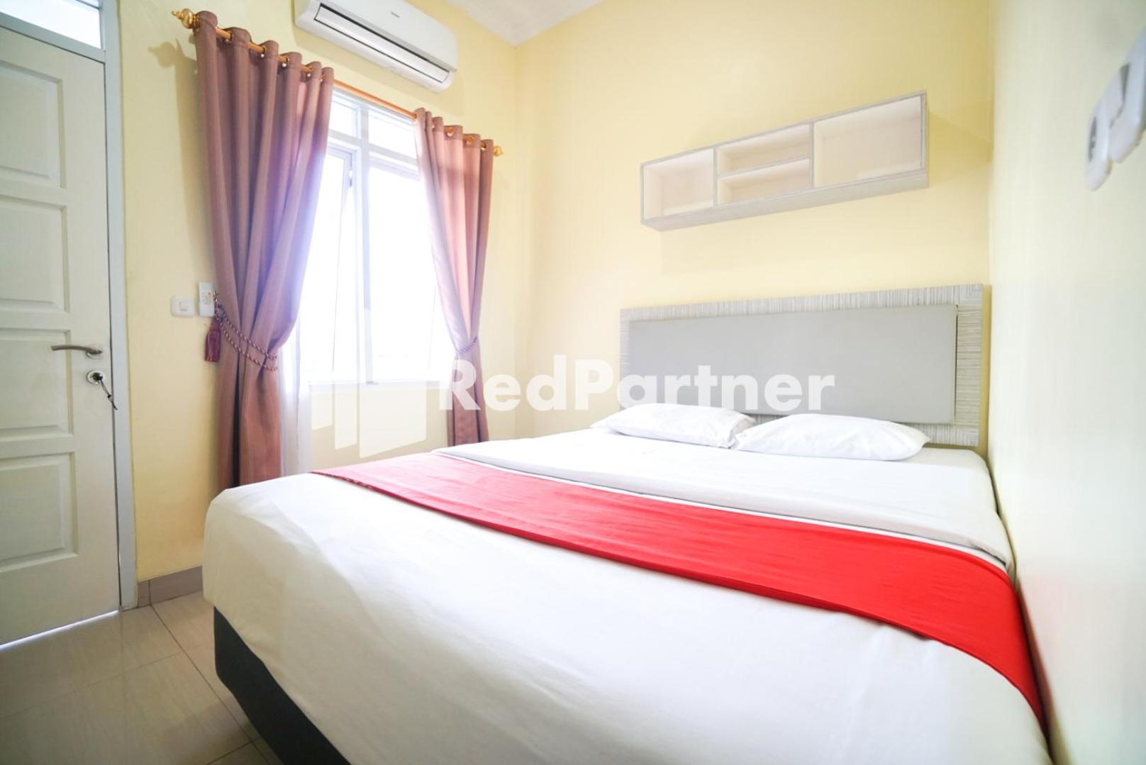 Indah Syariah Mitra Reddoorz Hotel
