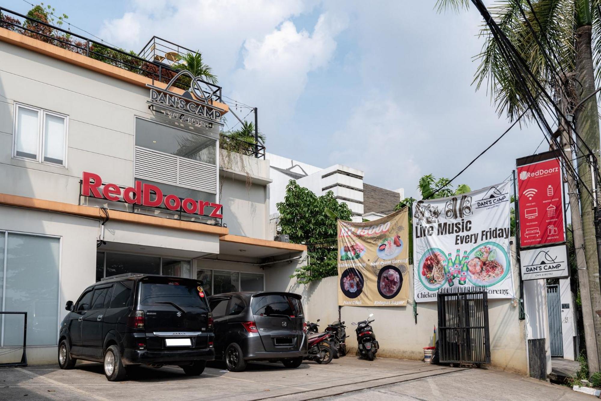 Reddoorz Near Puri Indah Lippo Mall 2 Hotel