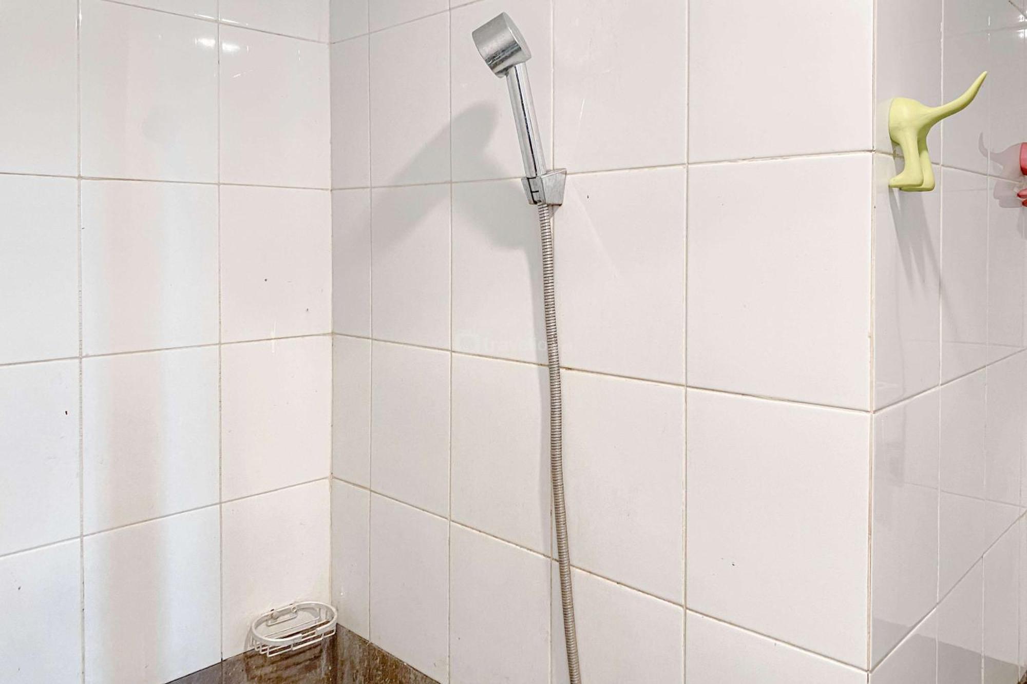 Apartment Cozy Living 2br Pramuka Near Mall By Travelio
