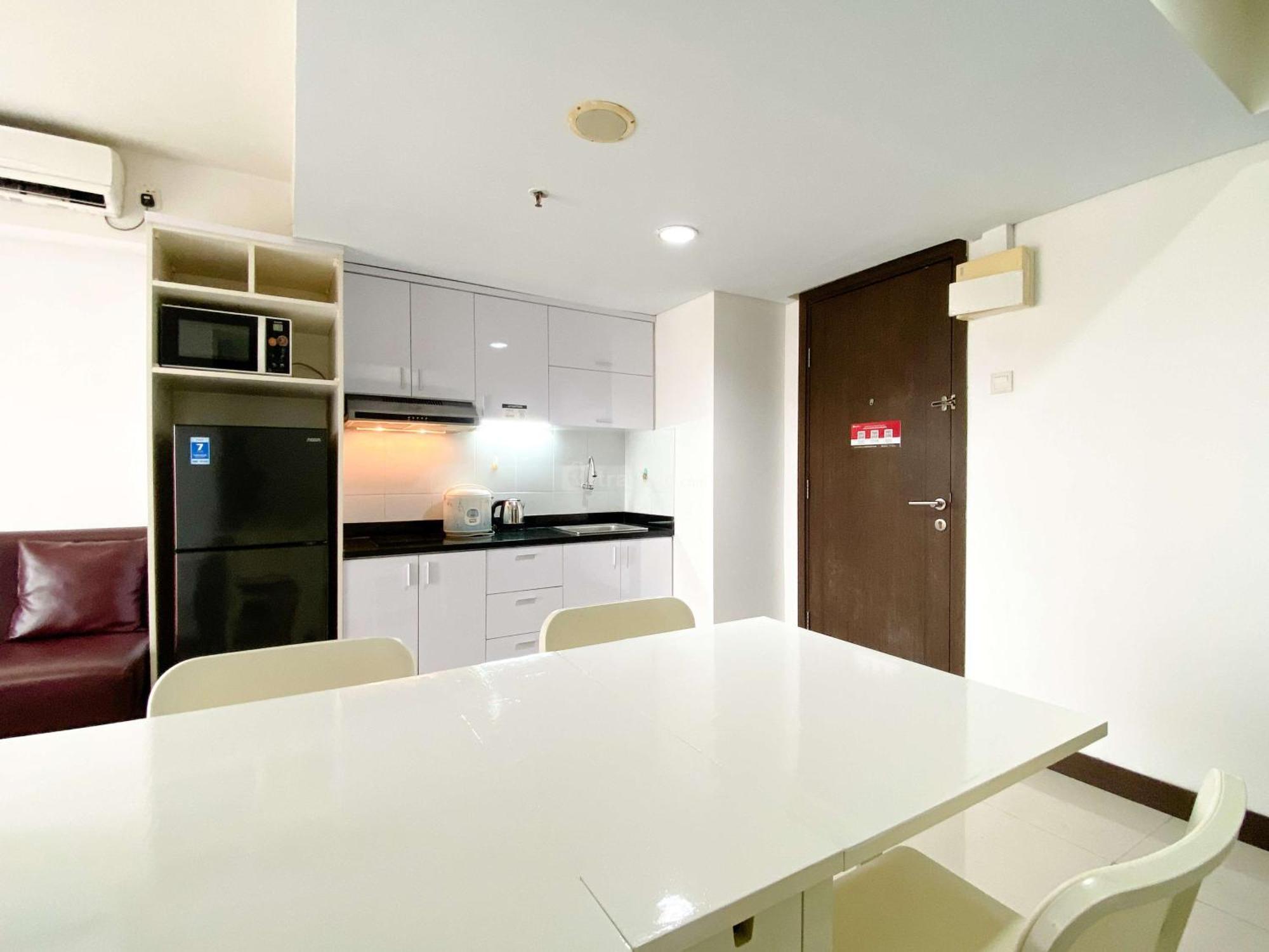 Comfort And Homey 2br At H By Travelio Apartemen