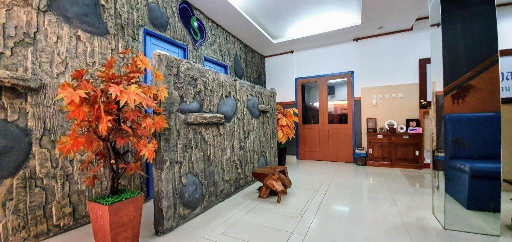 B Shaw Hotel 2*
