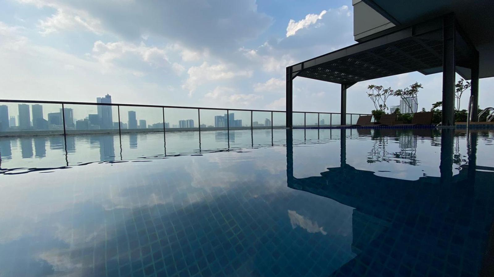 Comfort And Modern Look 2br At 26th Floor Samara By Travelio