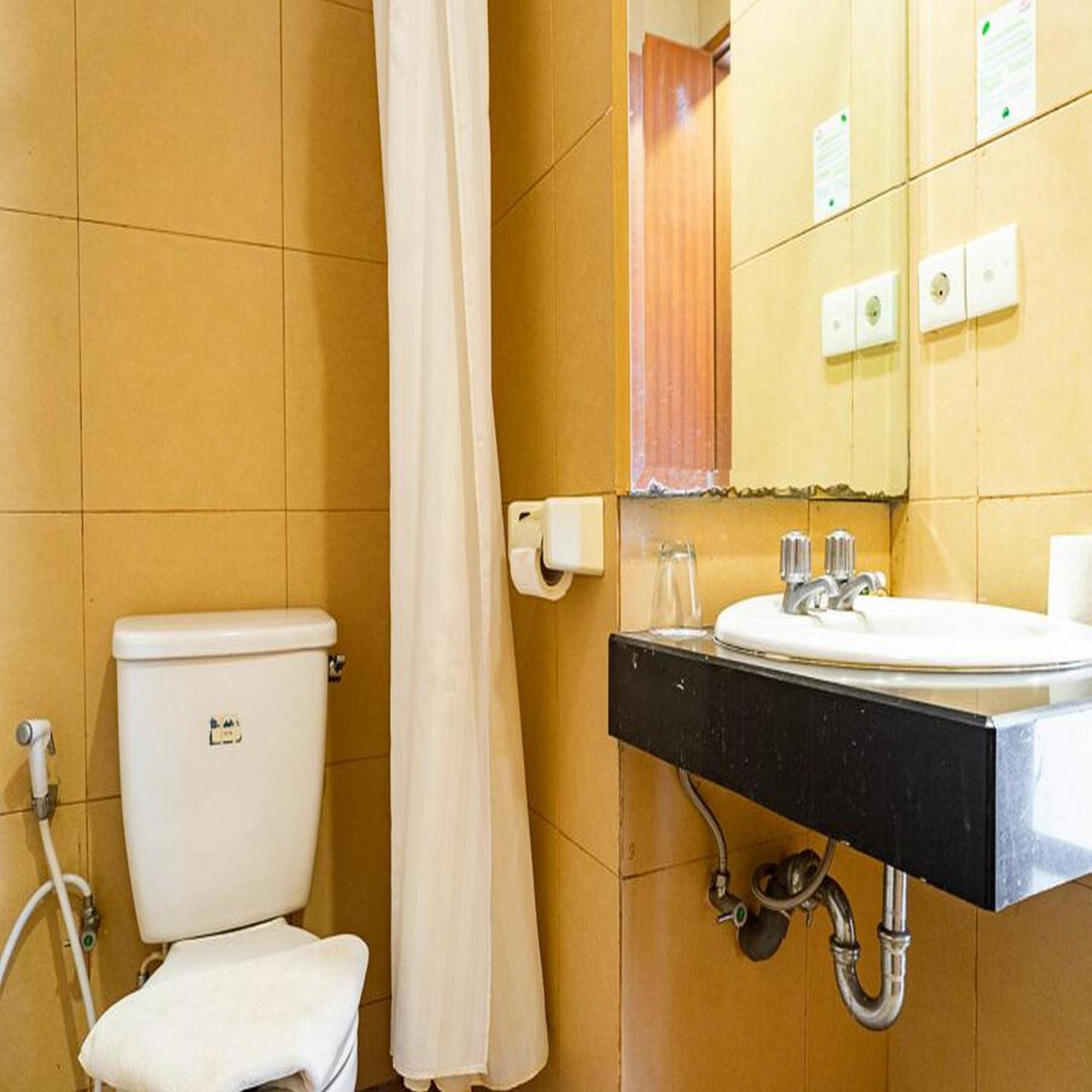 Hotel Reddoorz At Blue Pacific Blok M 2*