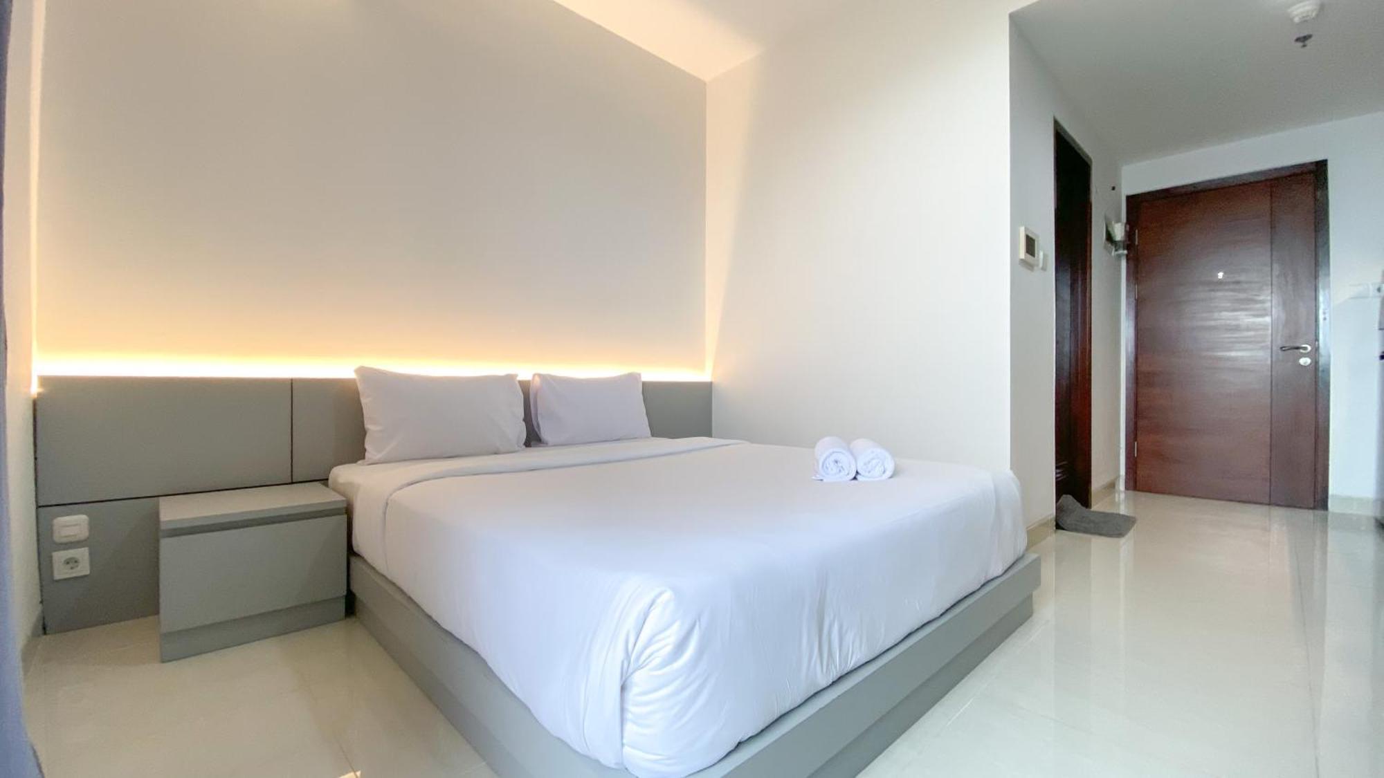 Apartment Cozy Living And Warm At West Vista By Travelio *