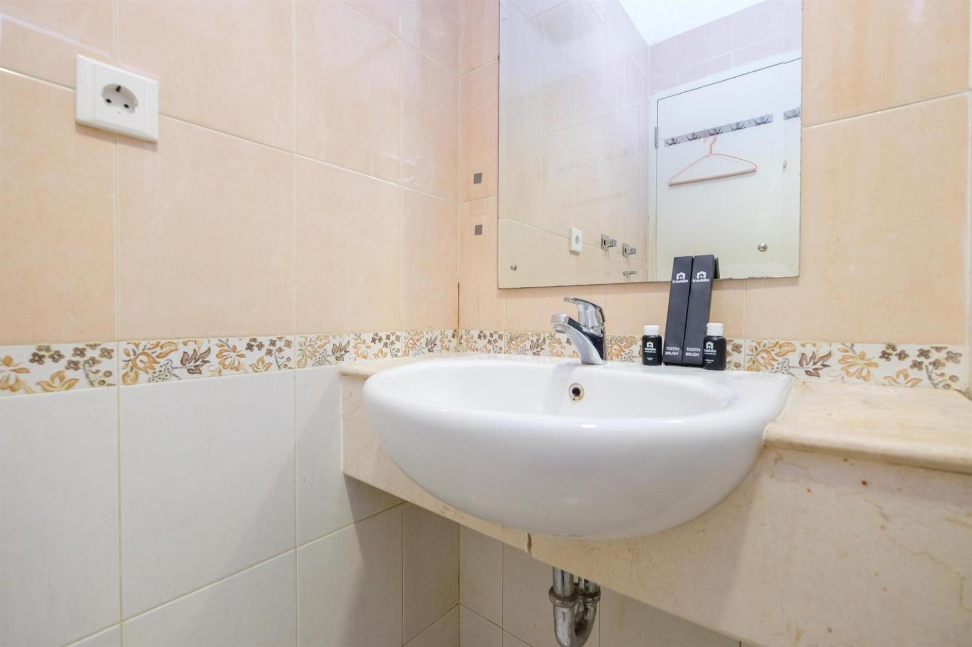 Apartment Comfort And Strategic 1br At The Boulevard By Travelio Jakarta