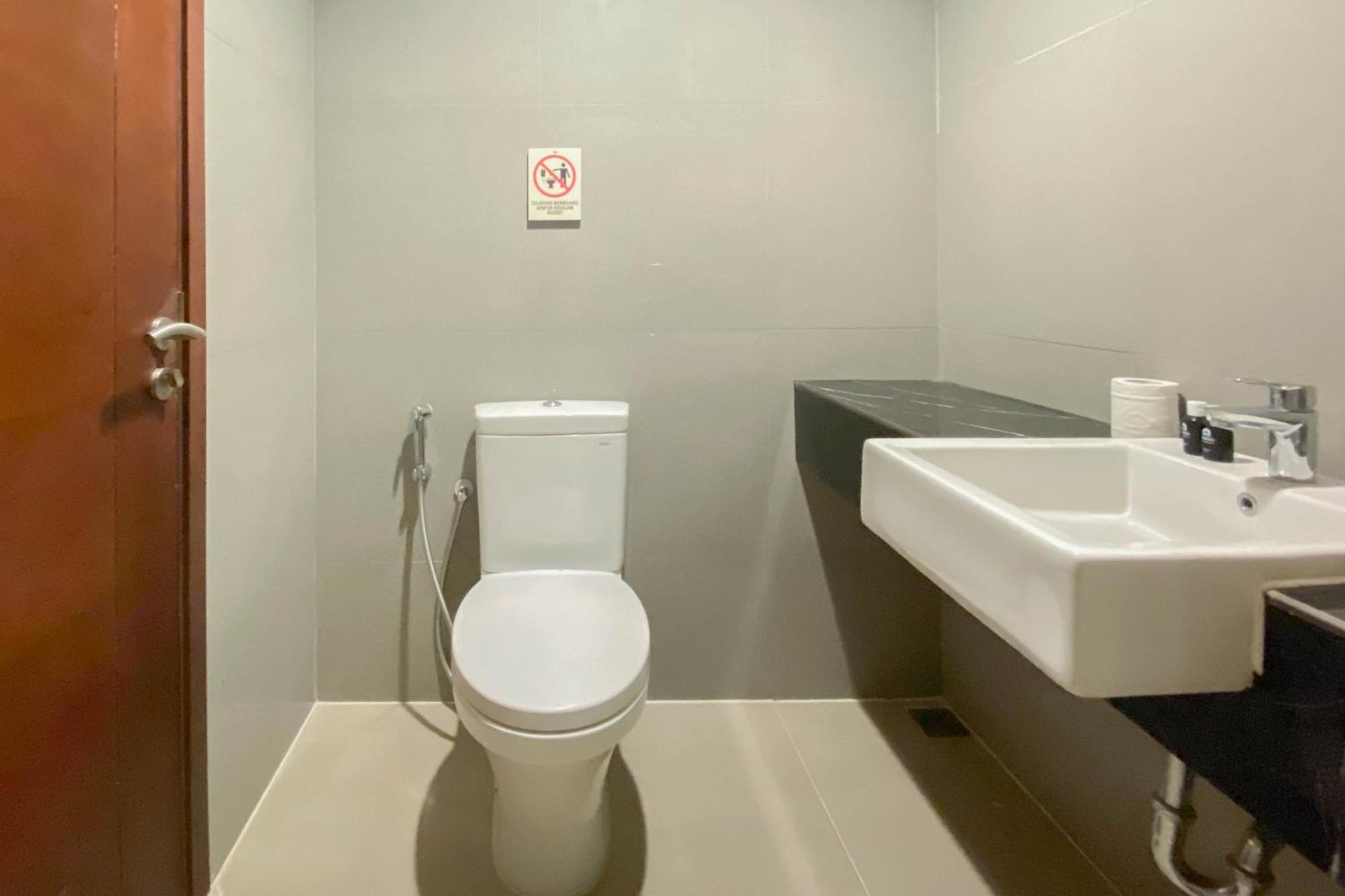 Minimalist At West Vista By Travelio Jakarta
