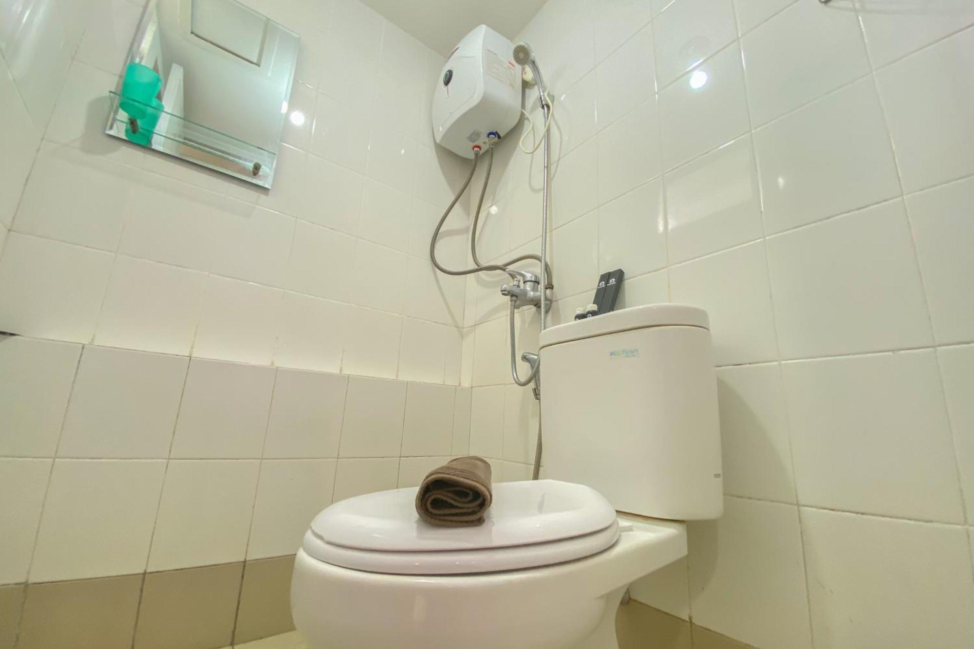 Apartment And Spacious At Bassura By Travelio