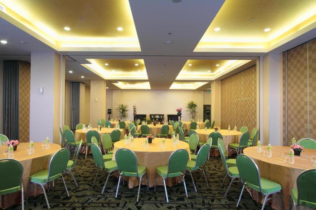 Hotel Maxonehotels.com At Pemuda Jakarta