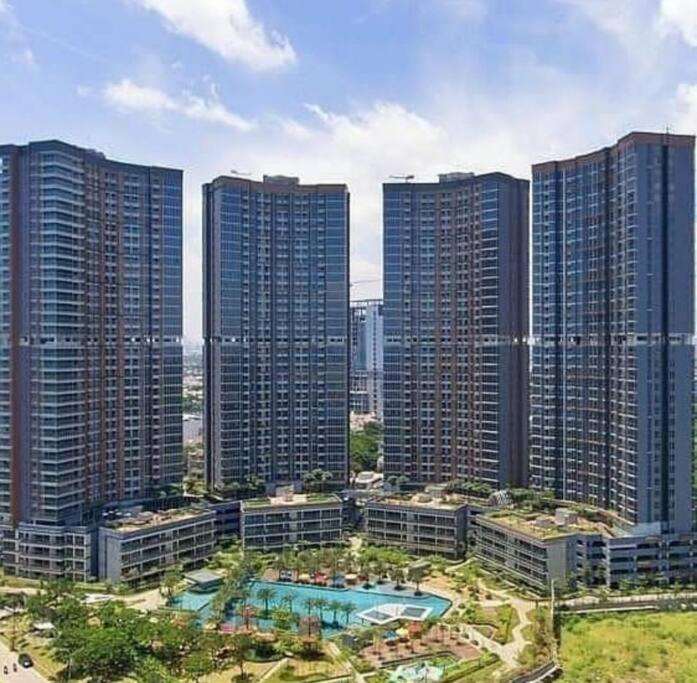 Apartemen Luxury Sea View Free Wifi And Cozy Gold Coast Pik Next To Oakwood By Blezz