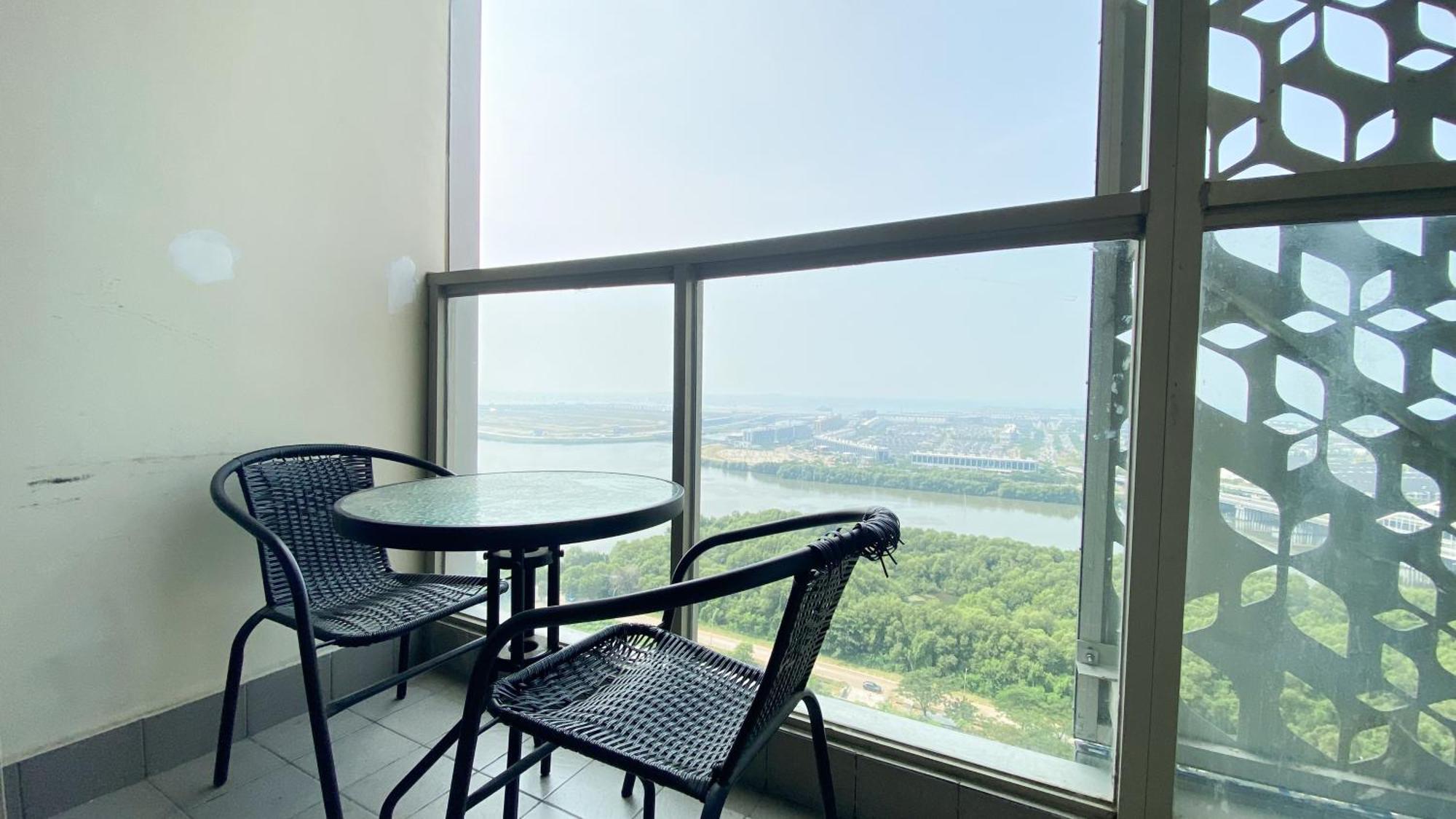 Spacious And Comfort 3br At Gold Coast By Travelio