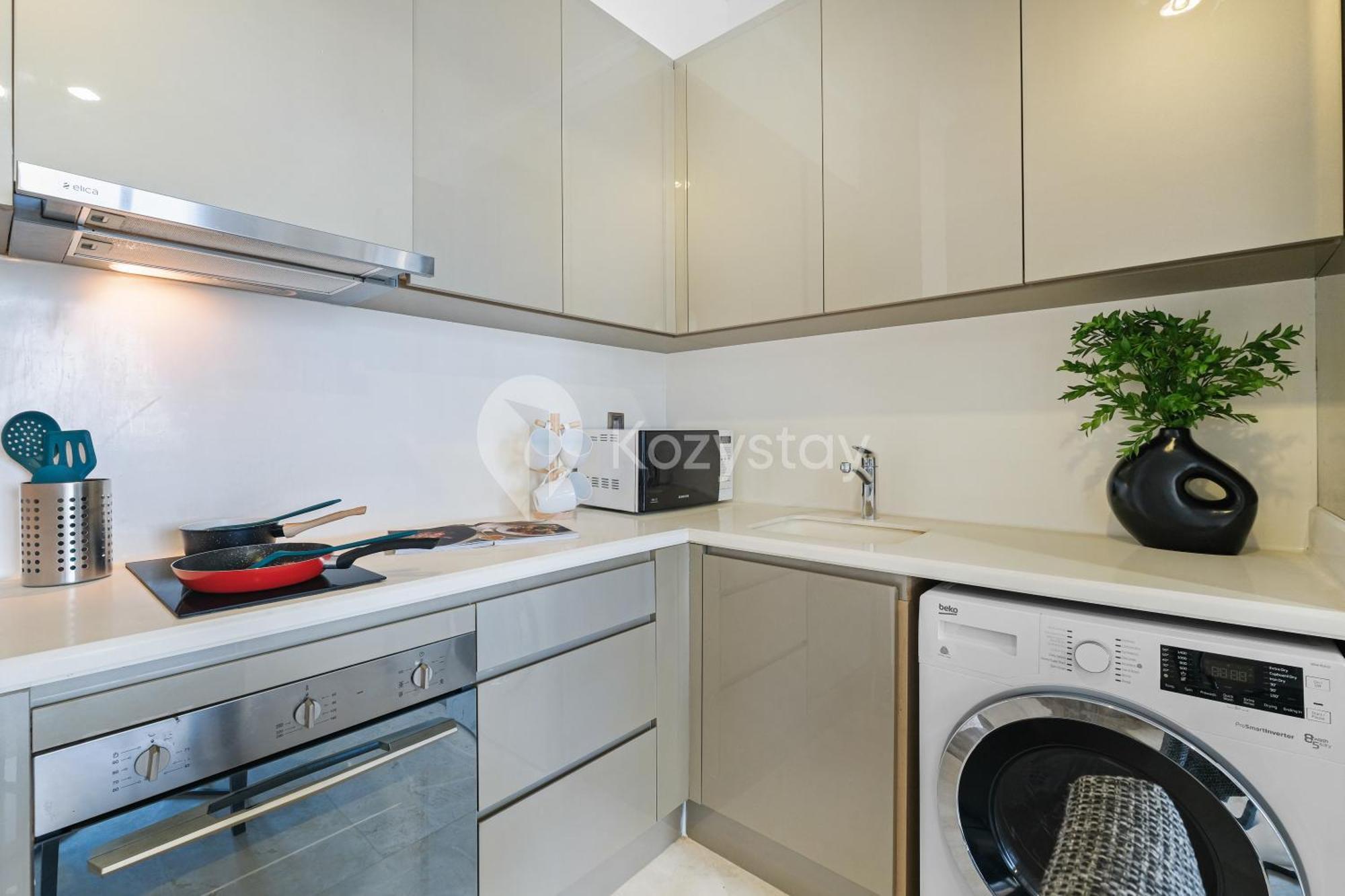 Calma By Kozystay - Scbd Apartment *