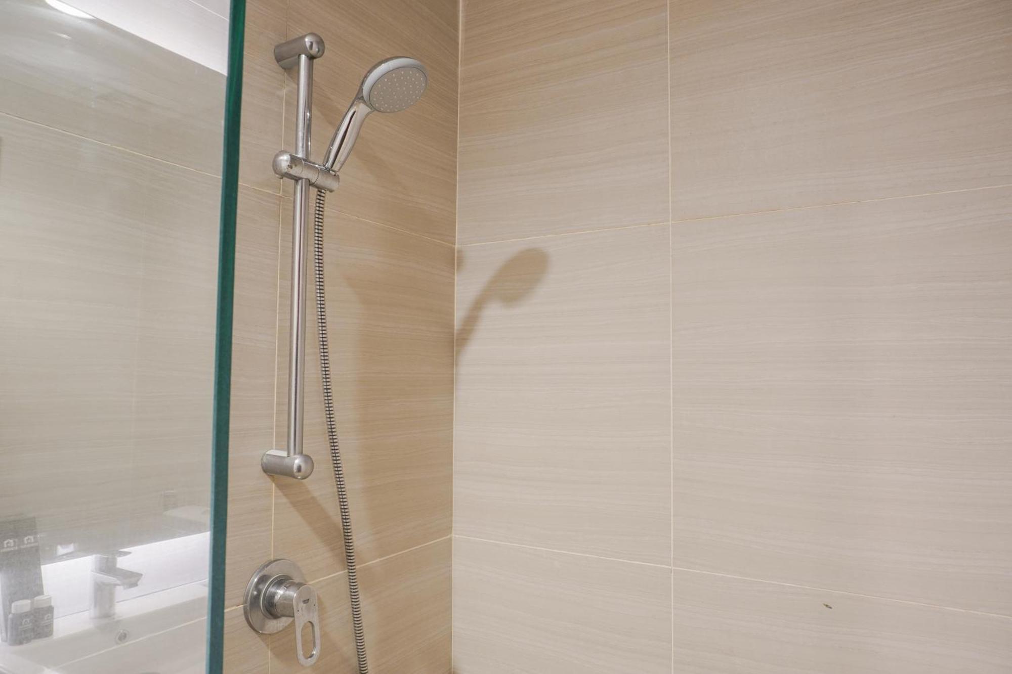 Luxurious 1br At West Vista By Travelio * Jakarta