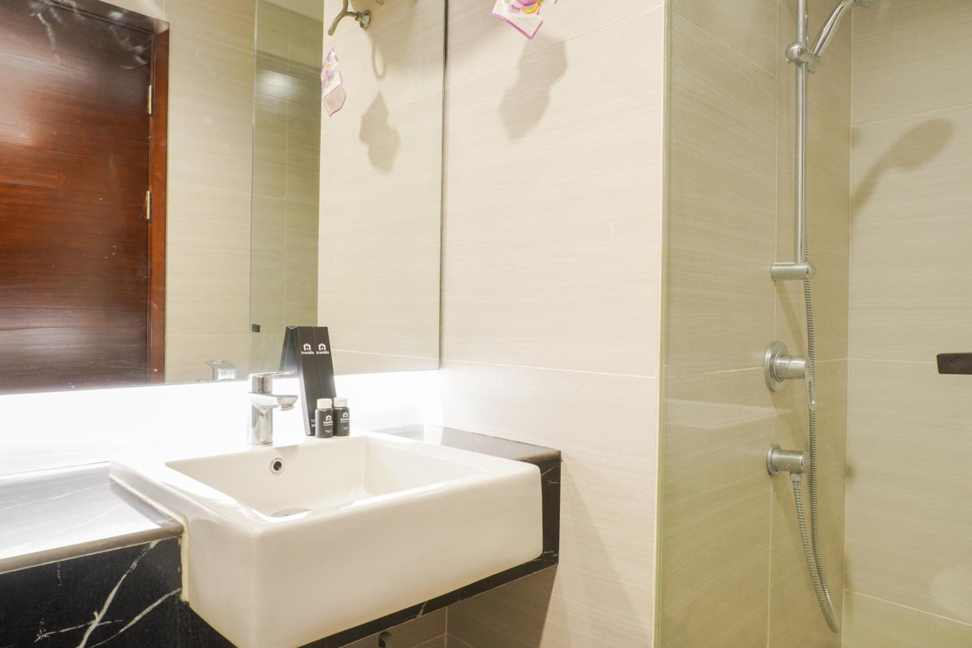 Luxurious 1br At West Vista By Travelio * Jakarta