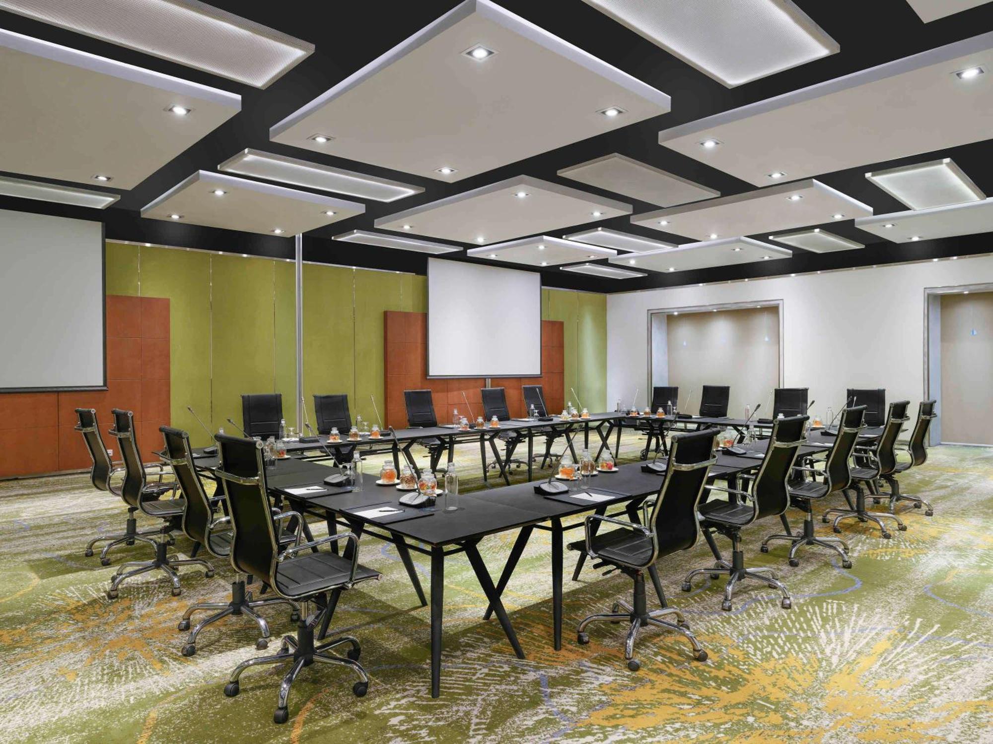 Pullman Central Park Hotel 5*