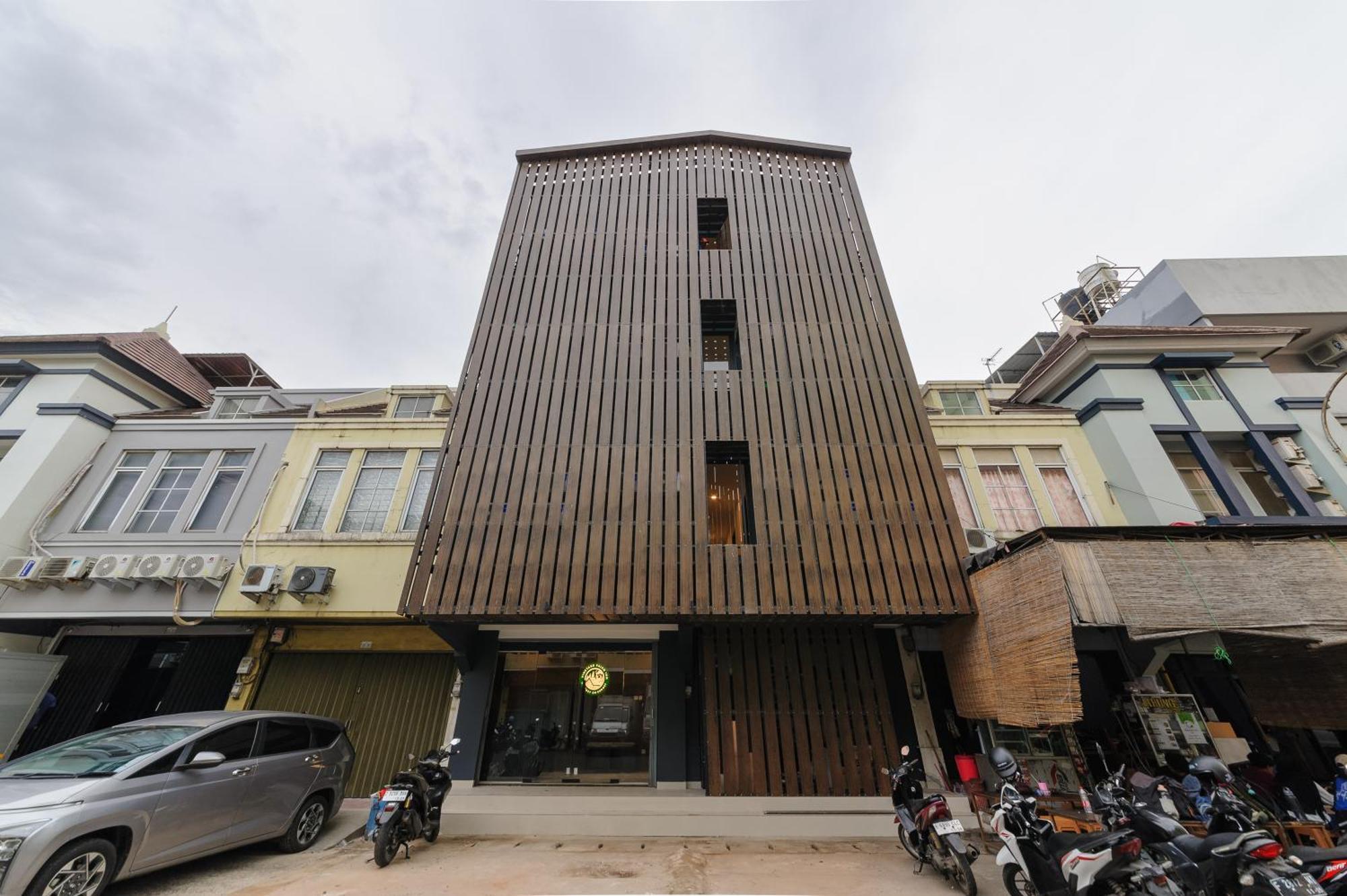 Hotel Urbanview Vineyard Cengkareng 3*