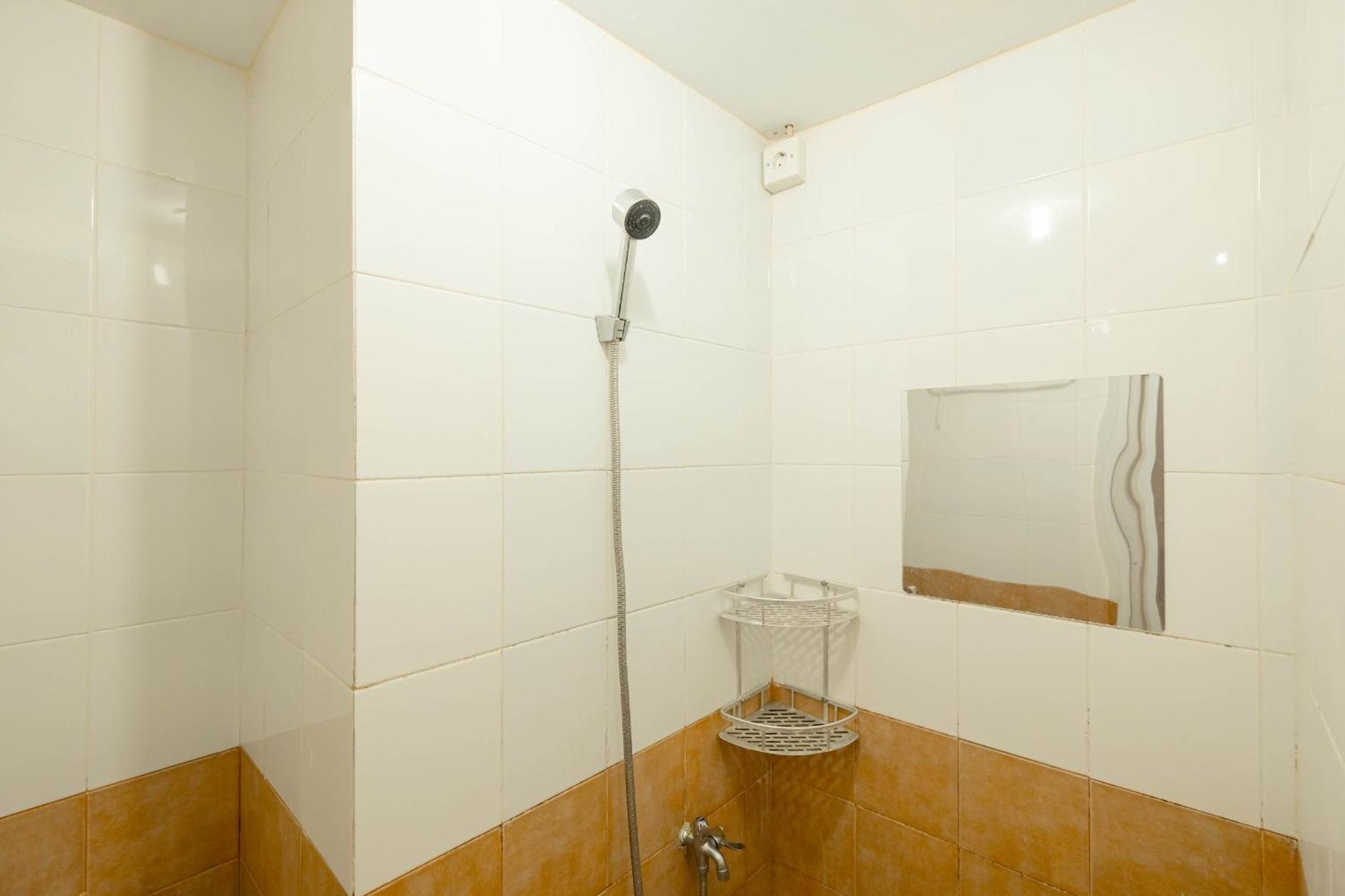 Cozy With Direct Access To Mall At Pramuka By Travelio