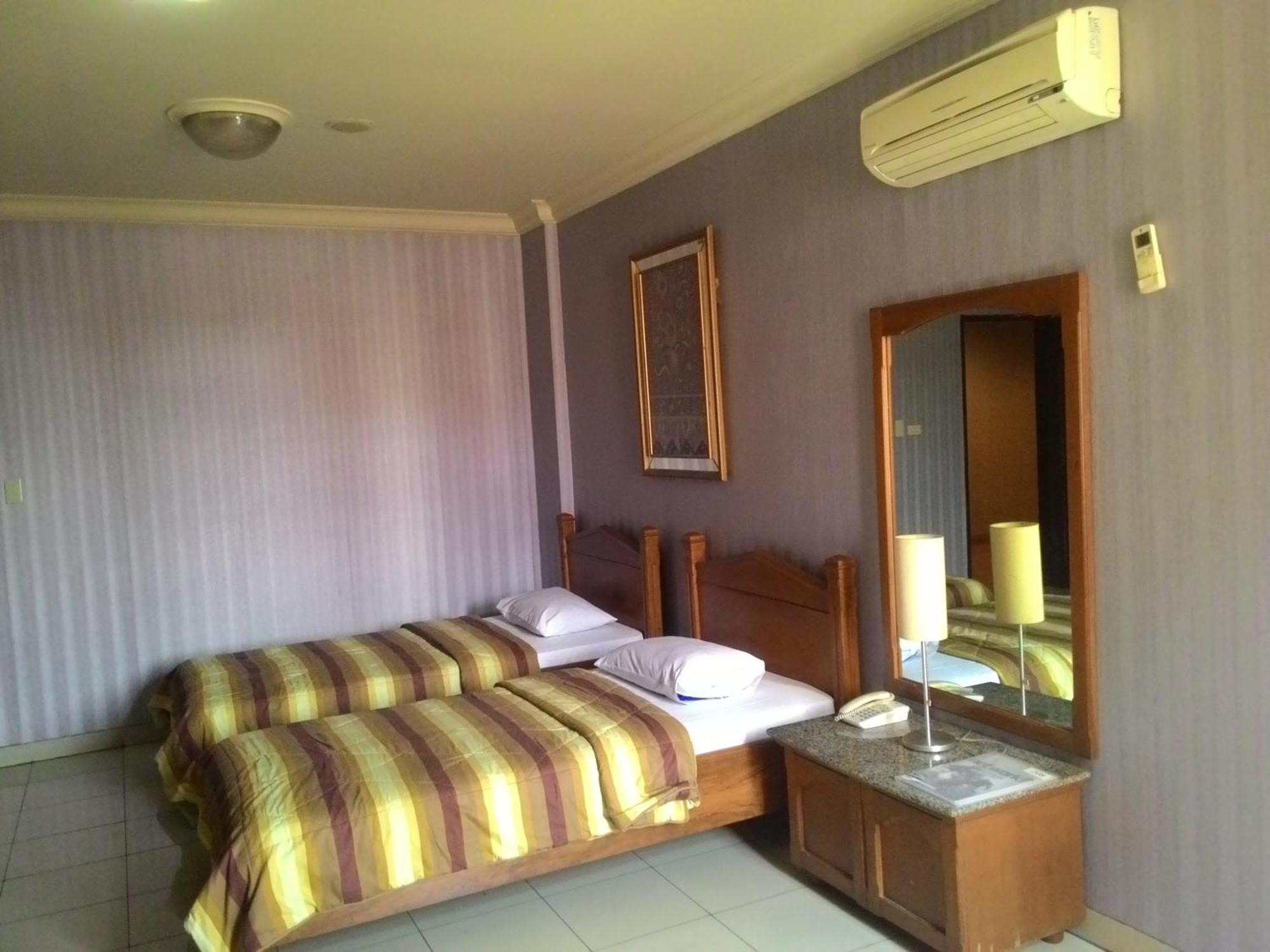 678 Kemang Powered By Cocotel Khách sạn 3*