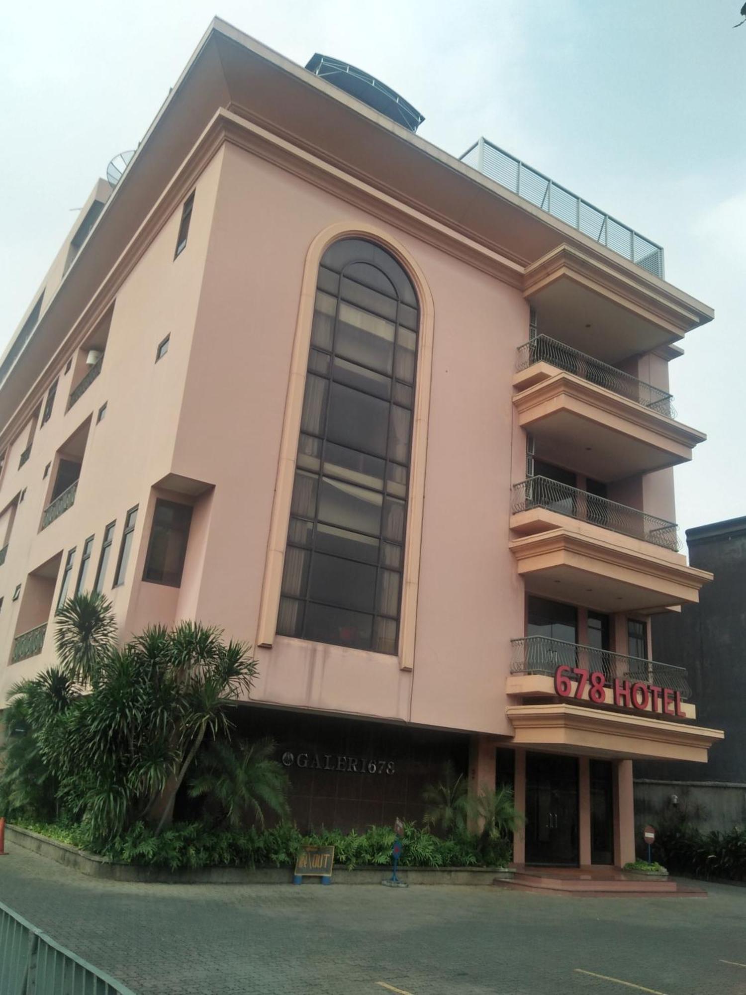 Khách sạn 678 Kemang Powered By Cocotel 3*