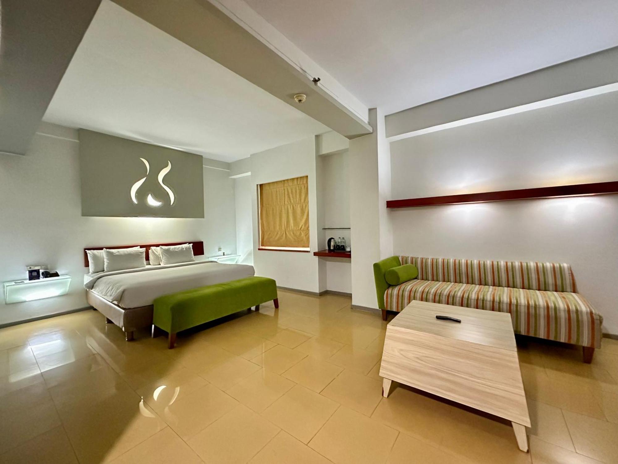 Hotel Sparks Life Jakarta, Artotel Curated Jakarta