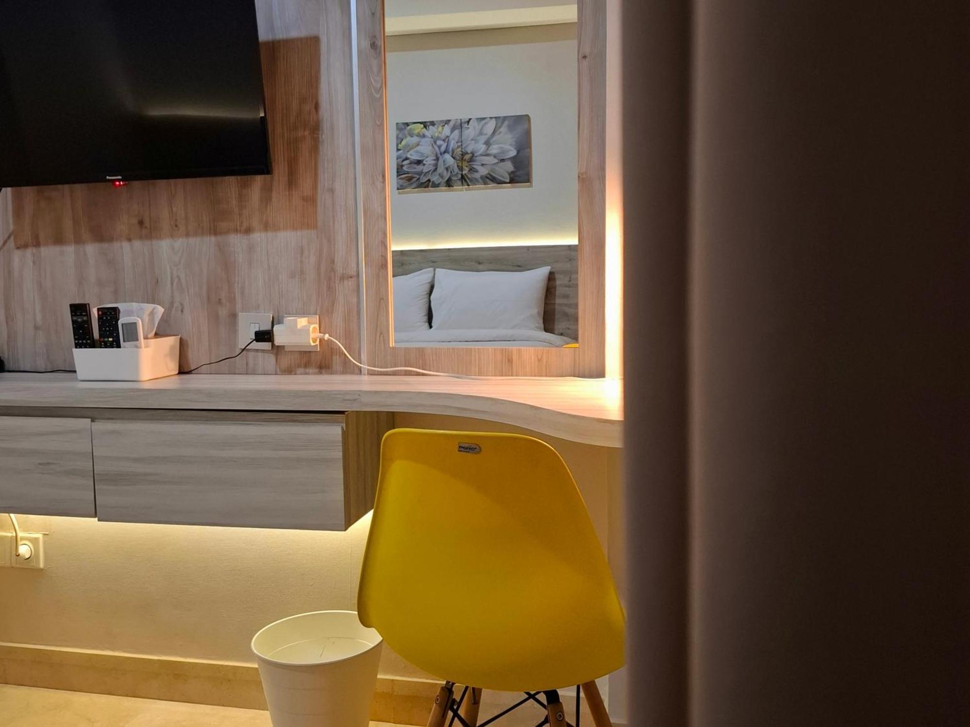 Apartemen Luxury Sea View Free Wifi And Cozy Gold Coast Pik Next To Oakwood By Blezz *