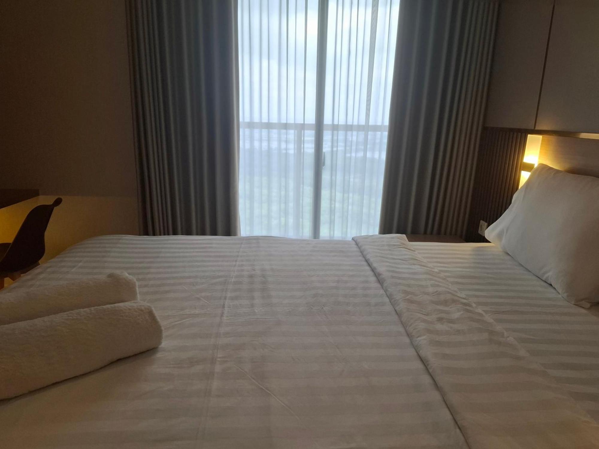 Luxury Sea View Free Wifi And Cozy Gold Coast Pik Next To Oakwood By Blezz Apartemen