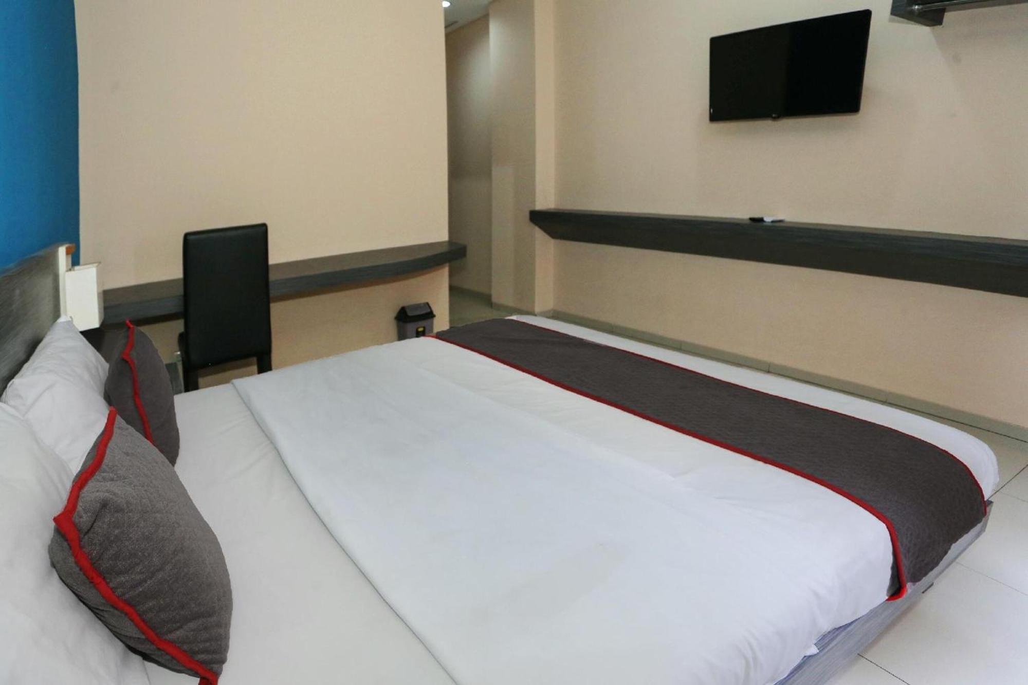 Super Oyo Townhouse Oak Fiducia Gede Hotel Jakarta