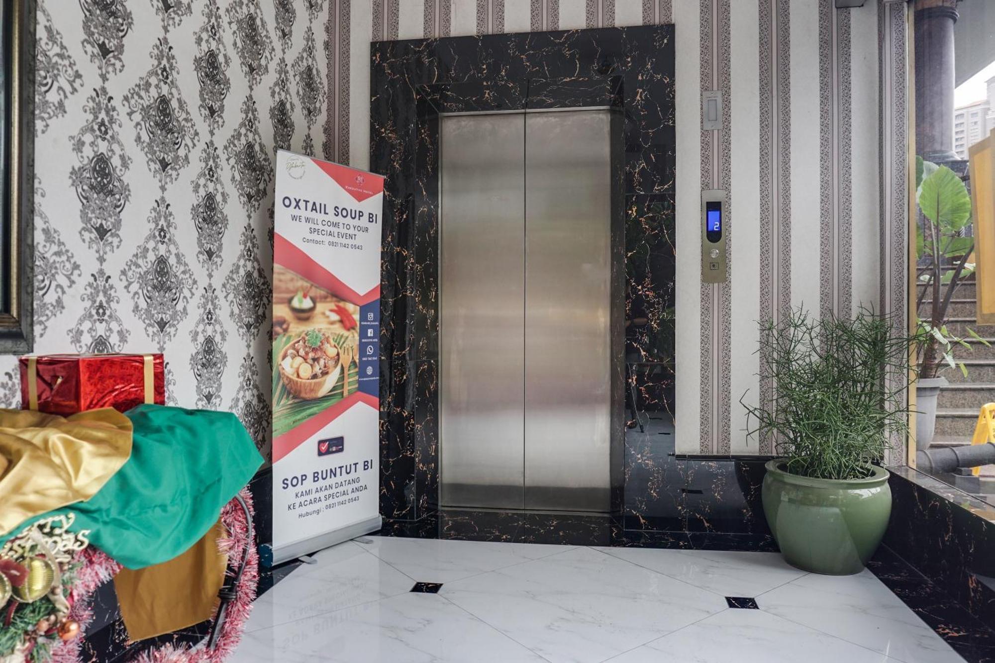 Super Oyo Townhouse Oak Bi Executive Hotel 2*