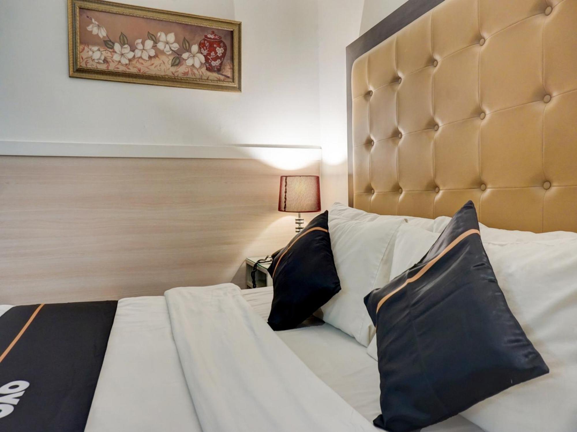 Super Oyo Townhouse Oak Grand Orienchi Hotel