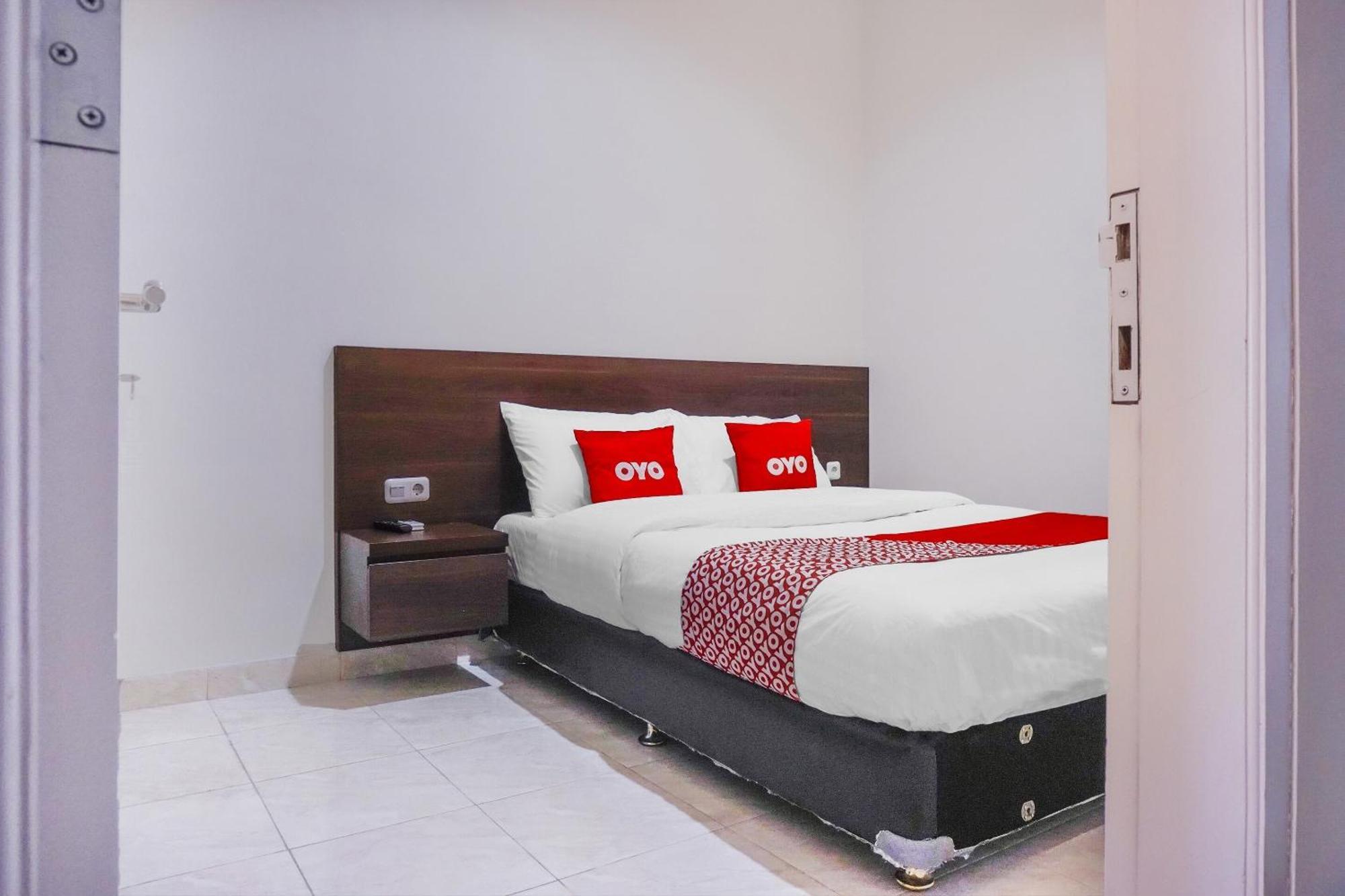 Super Oyo 93287 Pioneer Pasar Baru Jakarta
