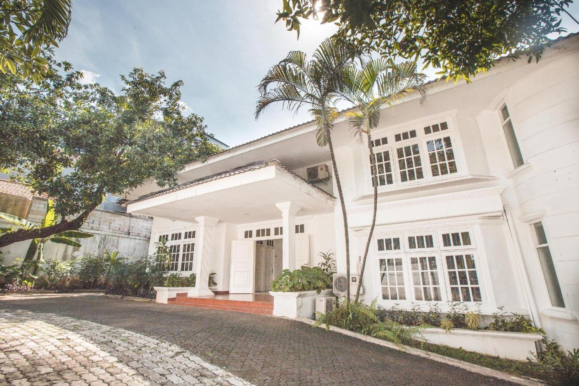 Hotel Capital O 332 G17 Kemang Jakarta