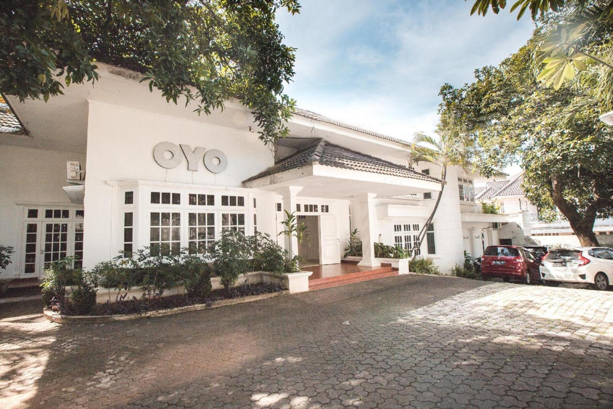 Hotel Capital O 332 G17 Kemang Jakarta