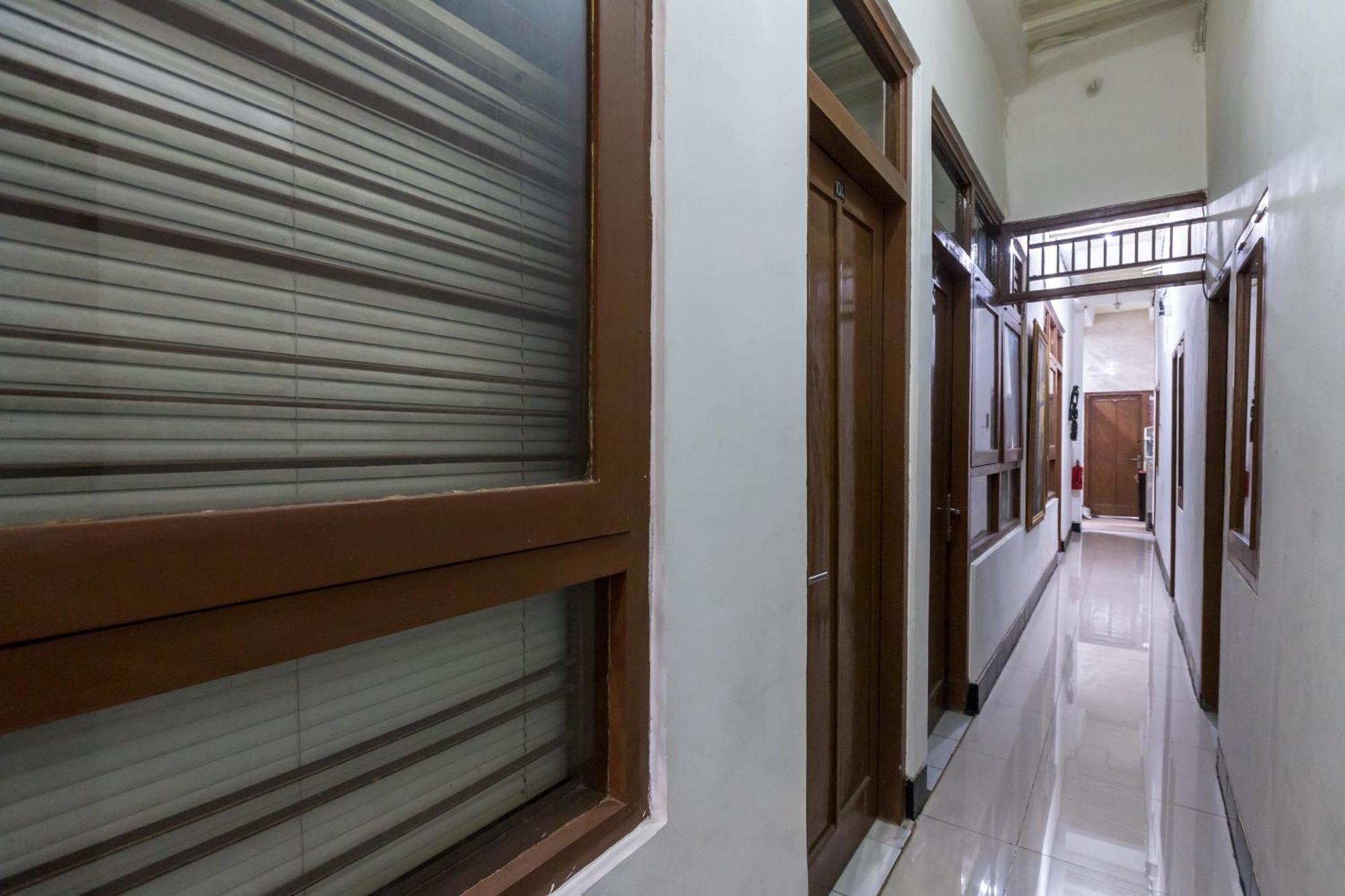 Oyo 1082 Kost Arie 1 Hotel 2*