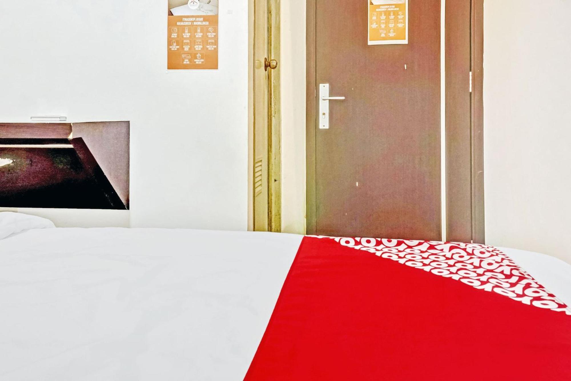 Super Oyo 90692 Point 2* Jakarta