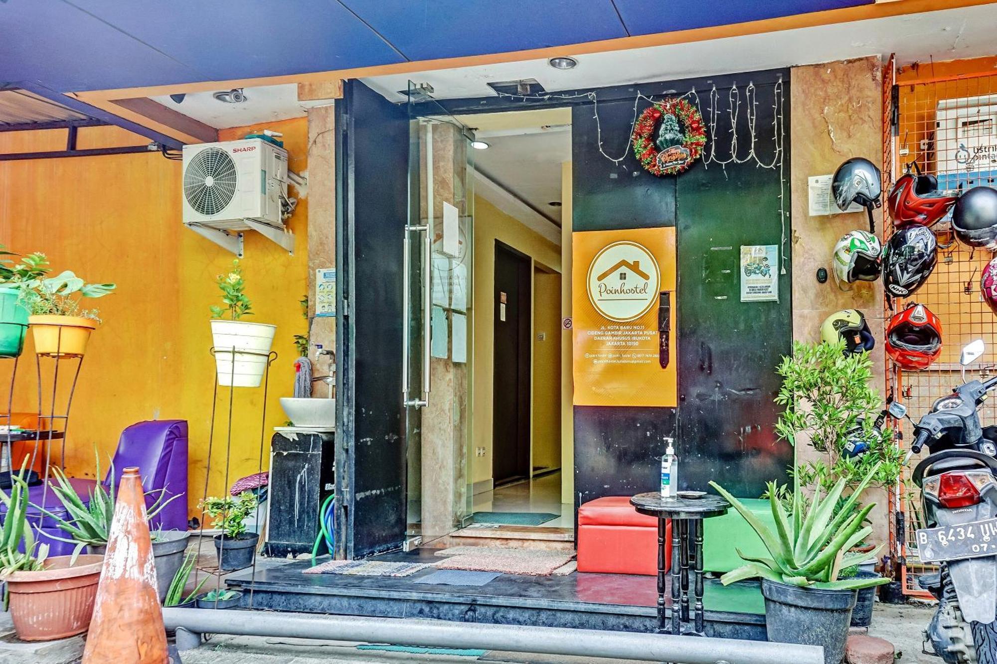 Super Oyo 90692 Point 2* Jakarta