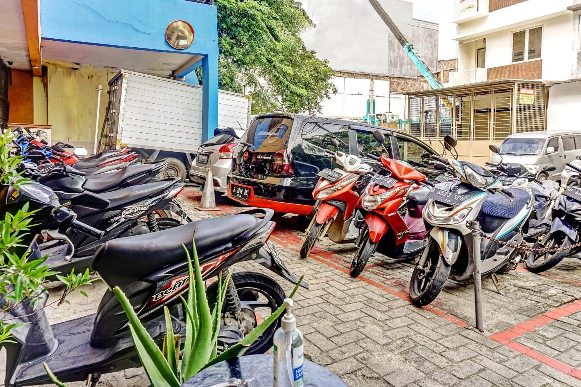 Super Oyo 90692 Point Hotel
