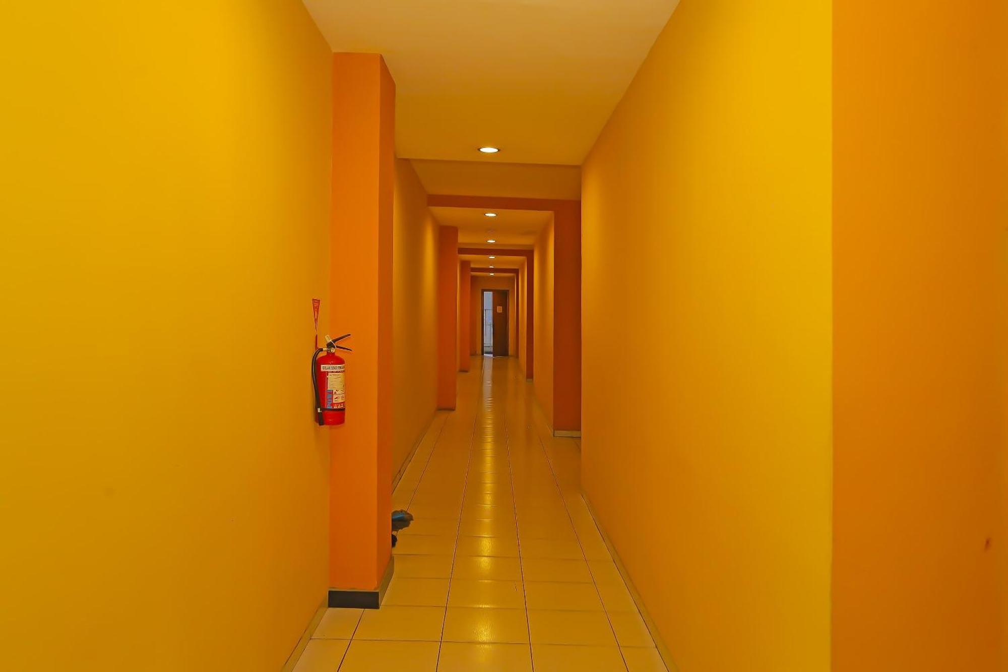 Townhouse Oak Fiducia Pasar Minggu Hotel 3*