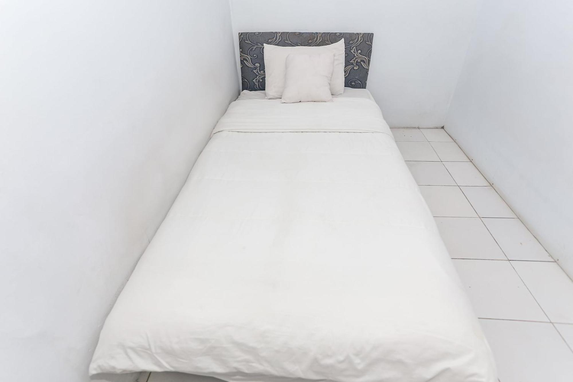 Hotel Spot On 93515 Pulo Gebang Jacarta