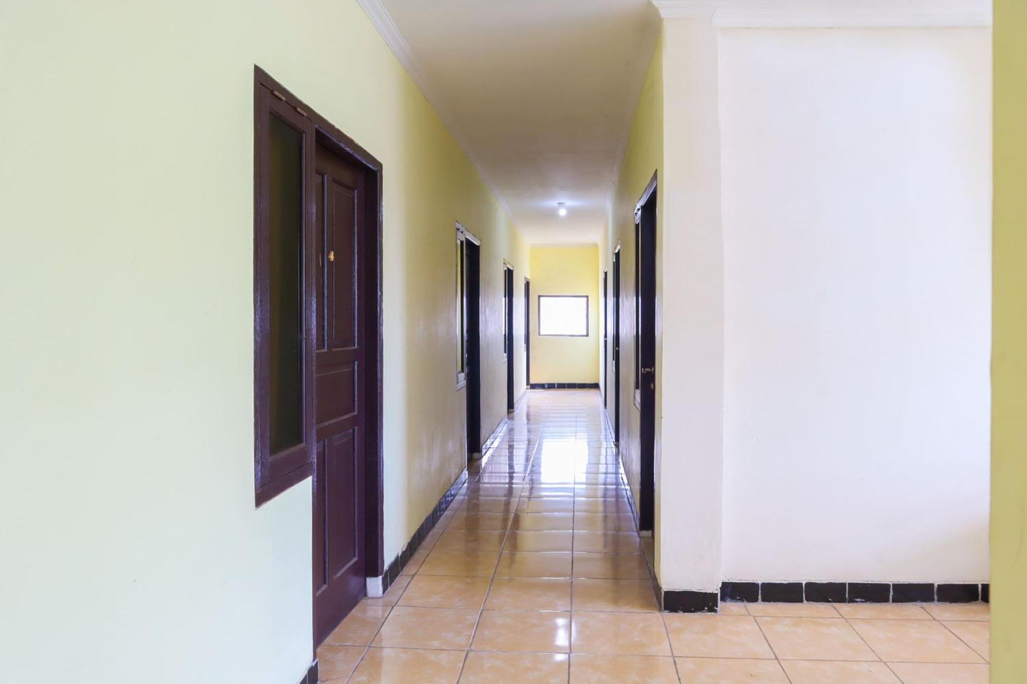 Khách sạn Oyo Life 2590 Kost Assirot 2*