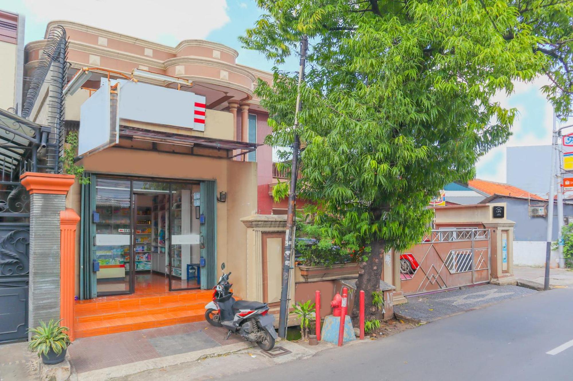 Khách sạn Oyo Life 2590 Kost Assirot Jakarta