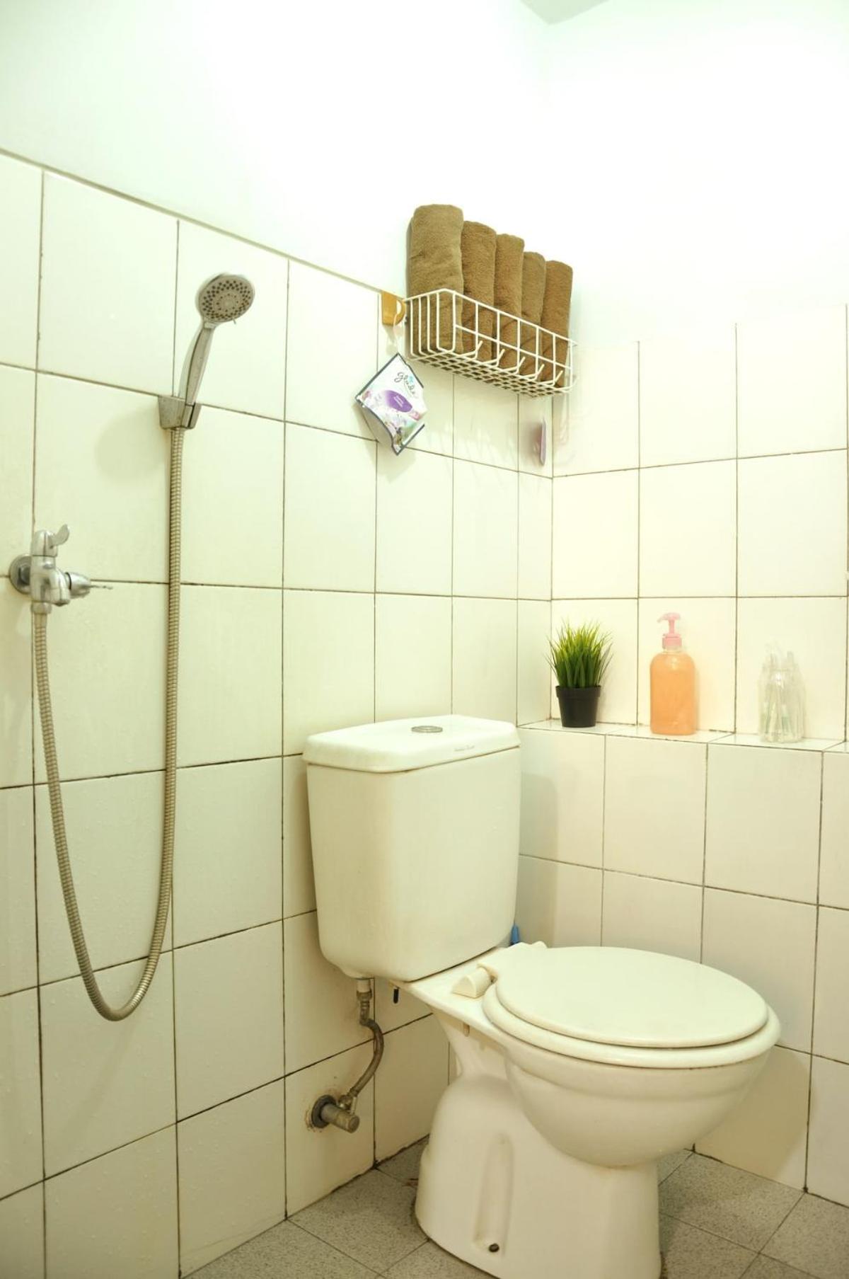 The Kalibata - Wfh For 5 Guests With Wi-fi Apartment