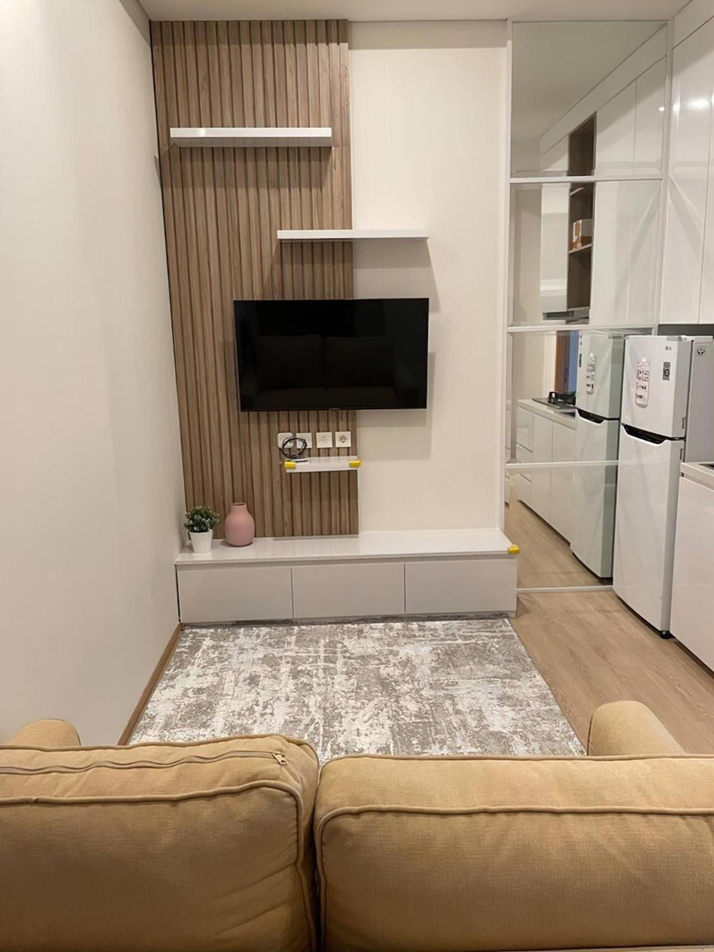 Samara By Emily In Apartment